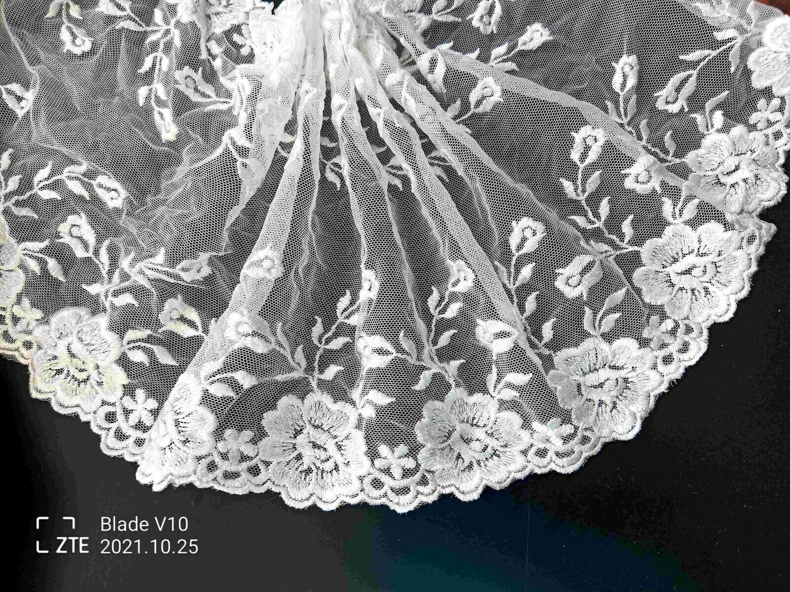 1 lfM. breite Spitzenborte Tüllspitze Band Bordüre Volle Stickerei Weiß 17cm