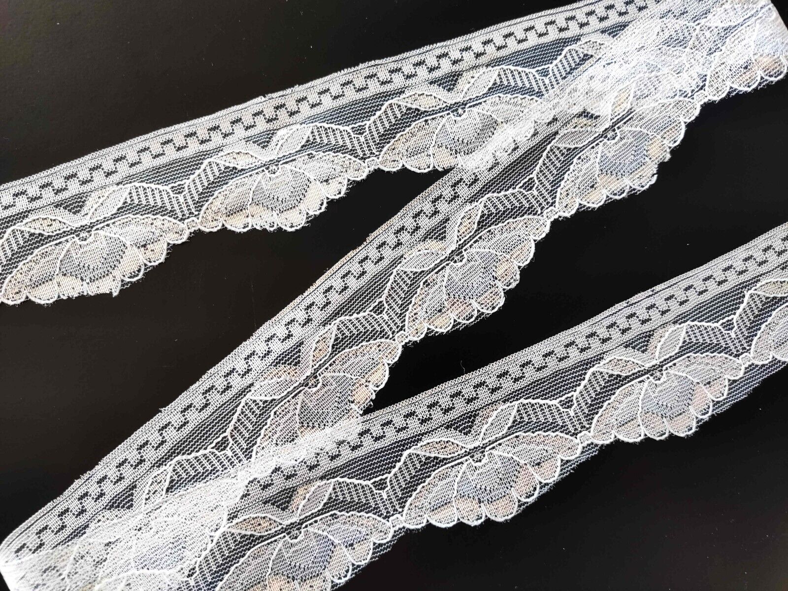 10 lfM. Spitzenband Tüllspitze Borte Lace Bordüre 40mm Sonderposten Weiß-Silber